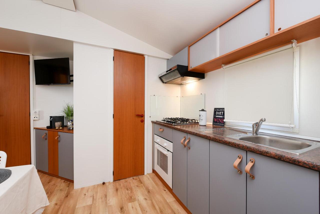 Mia Mobile Home With Jacuzzi Ždrelac Екстериор снимка
